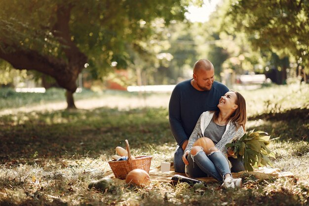 Familia con pequeño hijo en un parque de otoño