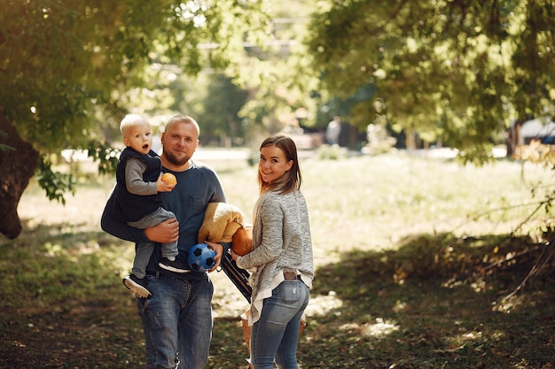 Foto gratuita familia con pequeño hijo en un parque de otoño