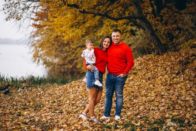 Familia con un pequeño hijo en el parque otoño