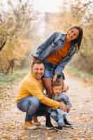 Foto gratuita familia con un pequeño hijo en el parque otoño