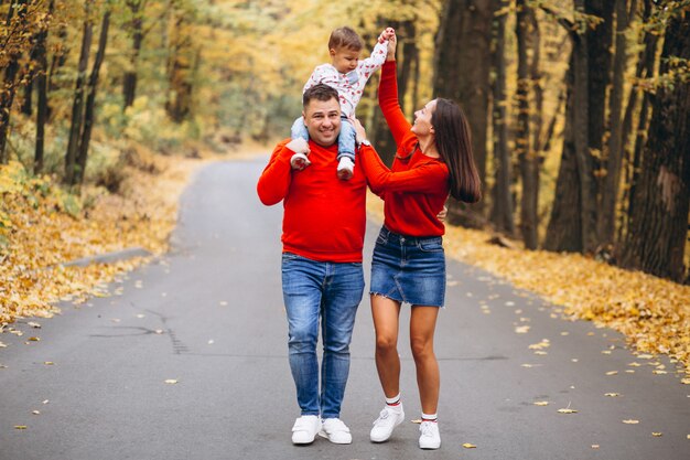 Familia con un pequeño hijo en el parque otoño