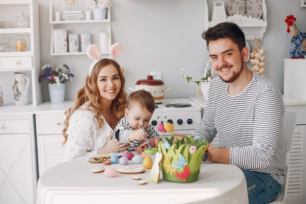 Familia con pequeño hijo pintando