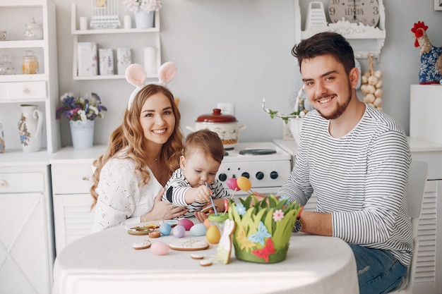 Familia con pequeño hijo pintando