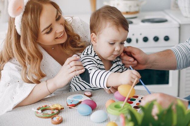 Familia con pequeño hijo pintando