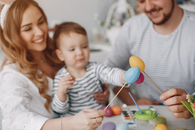 Familia con pequeño hijo pintando