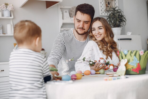 Familia con pequeño hijo pintando