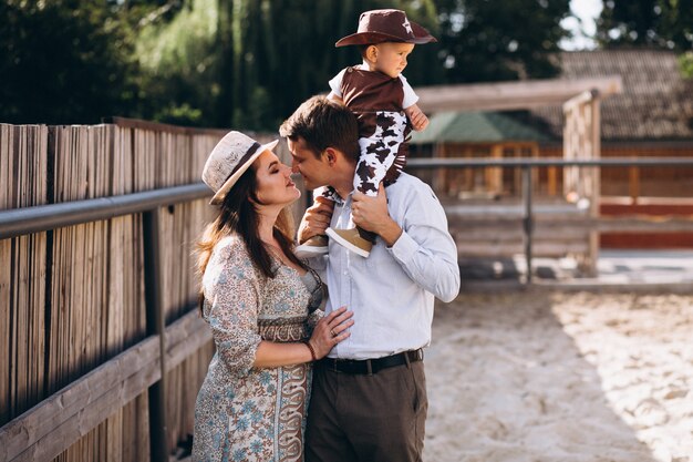 Familia con pequeño hijo en el rancho