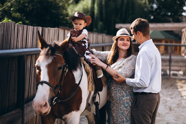 Familia con pequeño hijo en el rancho