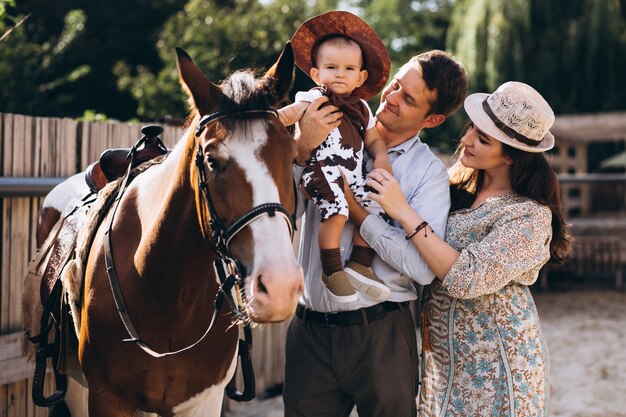 Familia con pequeño hijo en el rancho