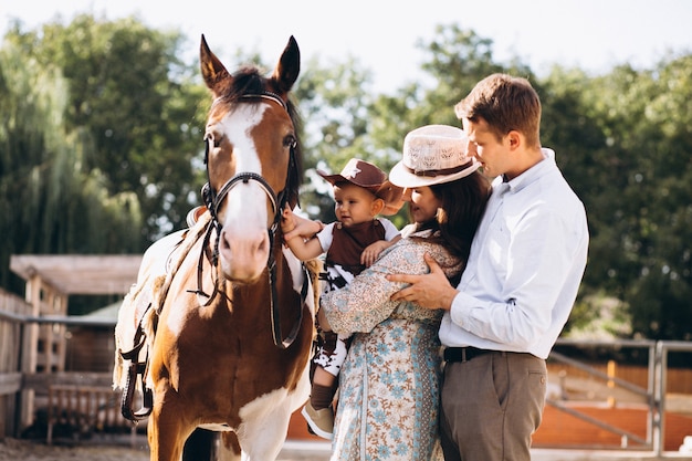 Familia con pequeño hijo en el rancho