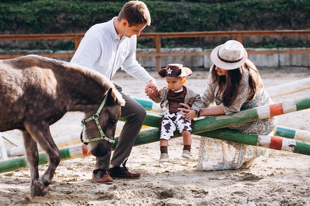 Familia con pequeño hijo en el rancho