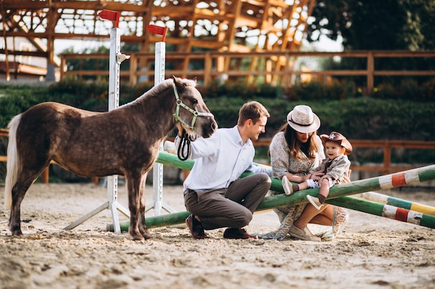 Familia con pequeño hijo en el rancho