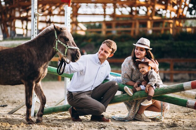 Familia con pequeño hijo en el rancho