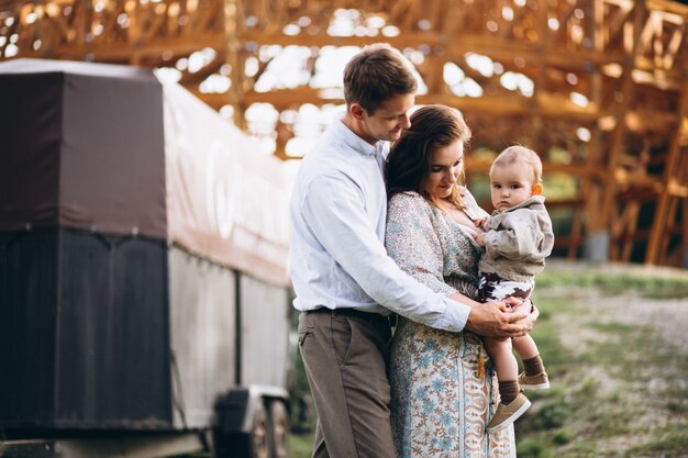 Familia con pequeño hijo en el rancho