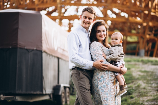 Familia con pequeño hijo en el rancho