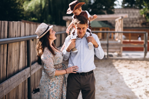 Familia con pequeño hijo en el rancho