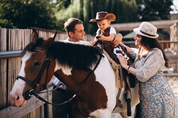 Familia con pequeño hijo en el rancho