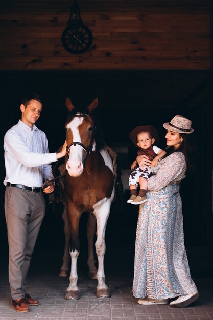 Familia con pequeño hijo en el rancho