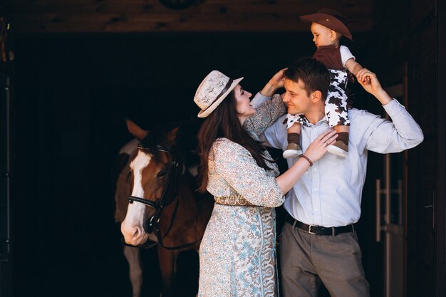 Foto gratuita familia con pequeño hijo en el rancho