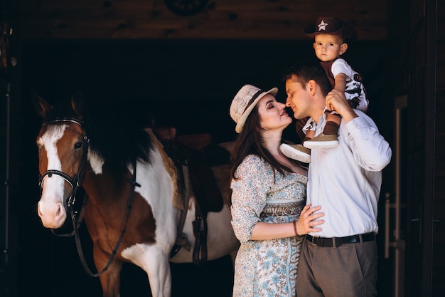 Familia con pequeño hijo en el rancho