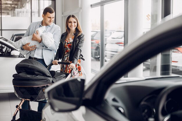 Familia con pequeño hijo en un salón de coche