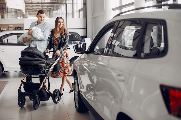 Foto gratuita familia con pequeño hijo en un salón de coche