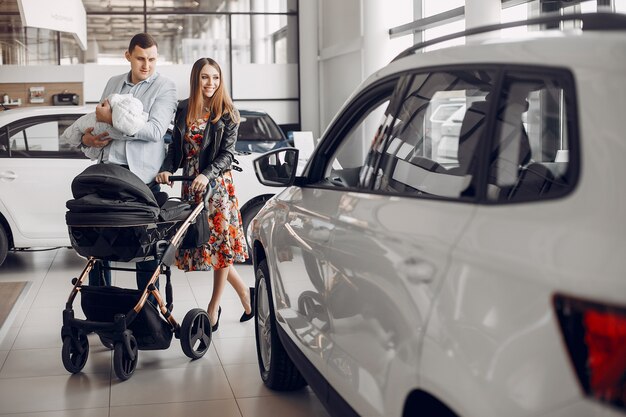 Familia con pequeño hijo en un salón de coche