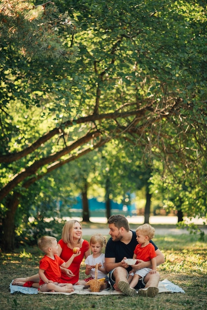 Familia de picnic al aire libre con sus hijos.