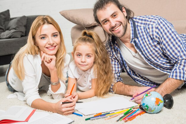 Familia pintando sobre el suelo