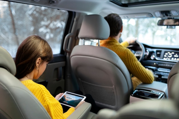 Familia de plano medio viajando en coche