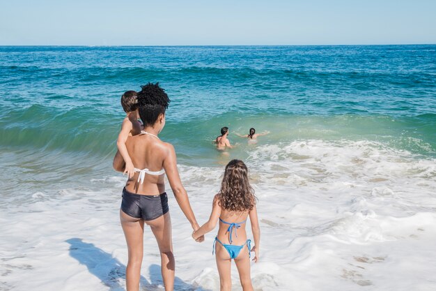 Familia en la playa con olas