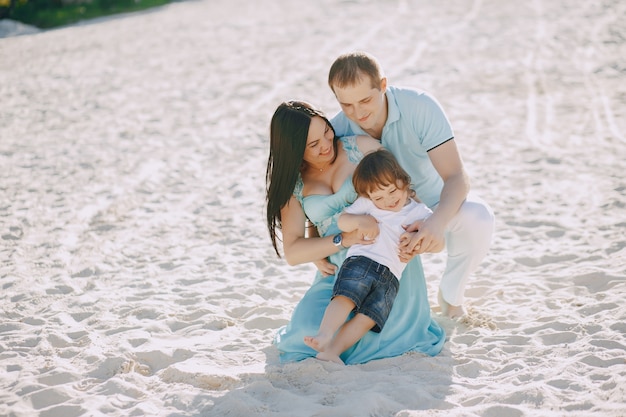 Foto gratuita familia en una playa