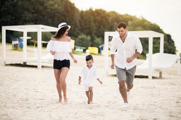 Foto gratuita familia en la playa