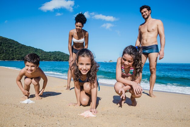 Familia posando con estrellas de mar