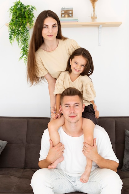 Familia posando juntos en un sofá