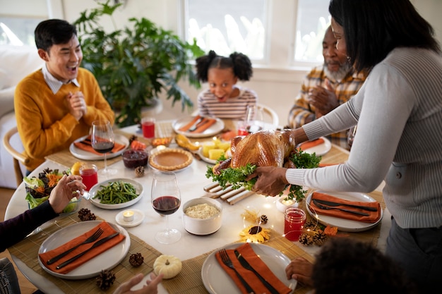 Foto gratuita familia preparada para su cena de acción de gracias