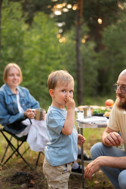 Familia preparando la cena mientras acampa