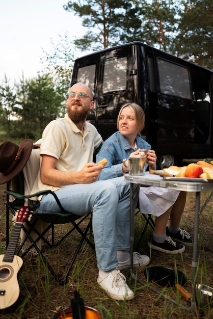 Familia preparando la cena mientras acampa