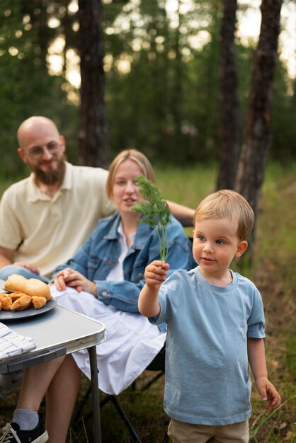 Familia preparando la cena mientras acampa