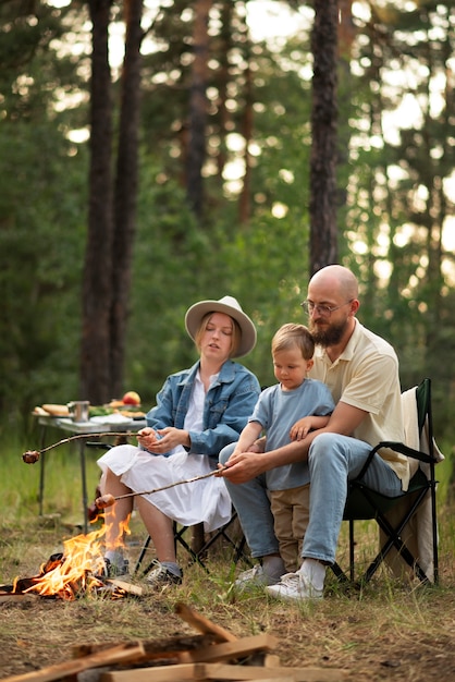 Familia preparando la cena mientras acampa