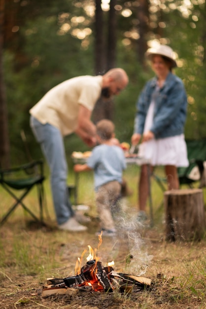 Familia preparando la cena mientras acampa