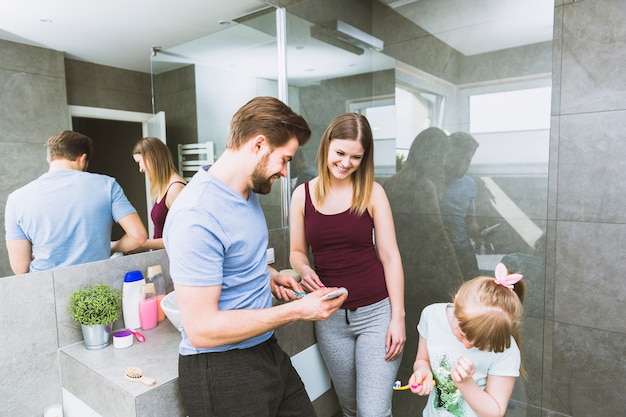 Familia preparando para cepillarse los dientes