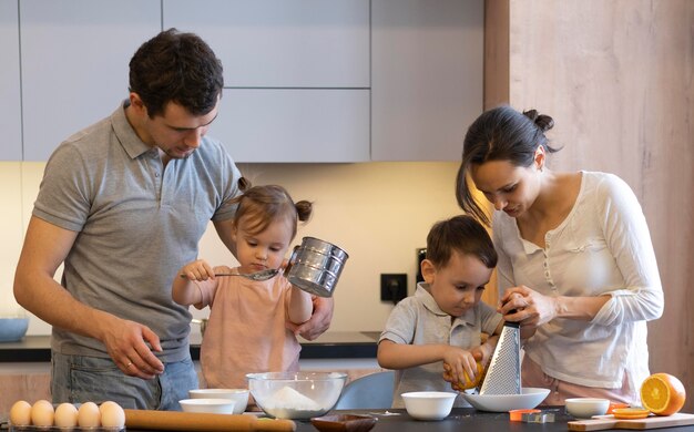 Familia preparando comida de tiro medio