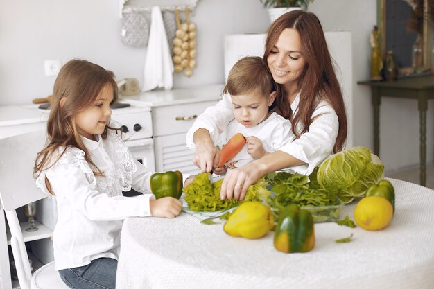 Familia preparando una ensalada en una cocina