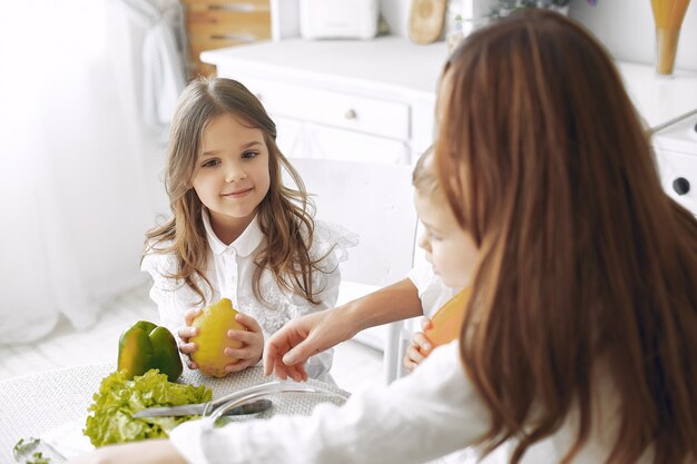 Familia preparando una ensalada en una cocina