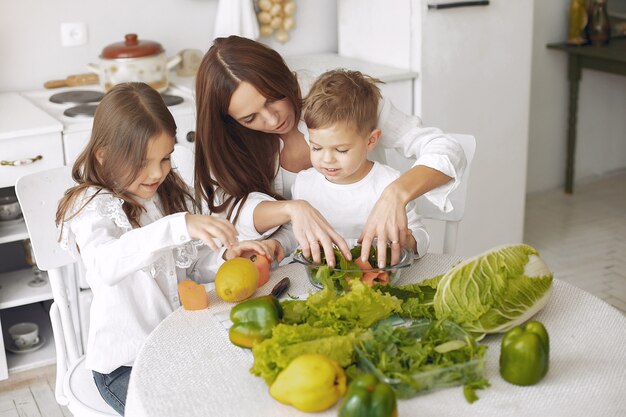 Familia preparando una ensalada en una cocina