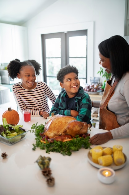 Familia preparando el pavo del día de acción de gracias