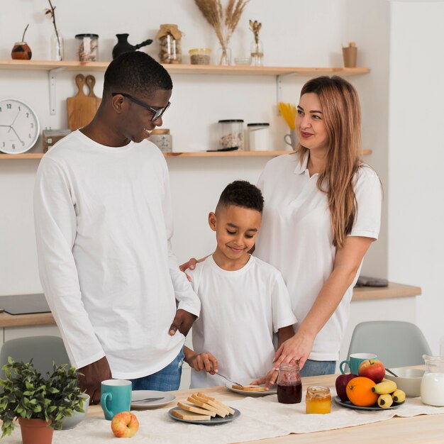 Familia preparándose para comer juntos