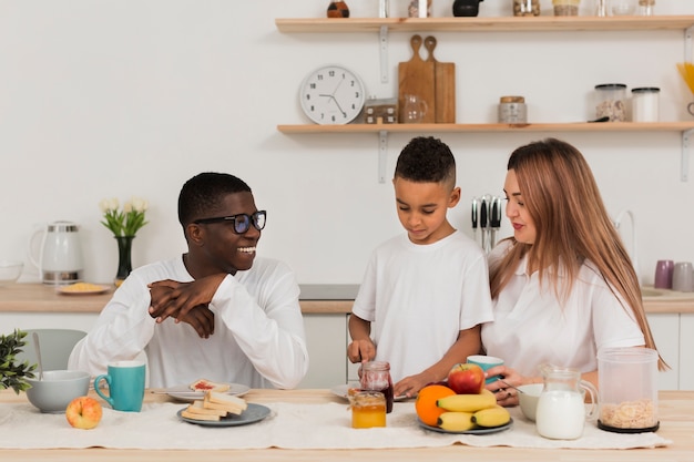 Familia preparándose para comer