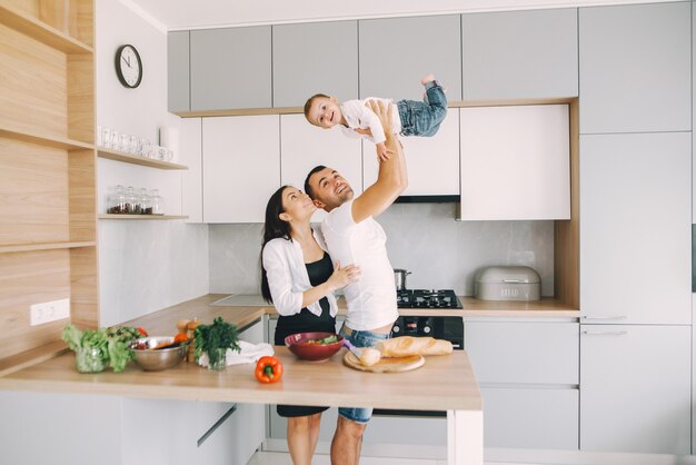 Familia preparar la ensalada en una cocina